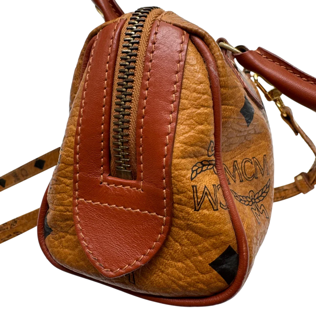 https://cdn.shopify.com/s/files/1/0564/9376/8855/files/MCM_Handtasche_Mini_Boston_mit_Umhangegurt_visetos_braun_17_58c3e7c0-b239-40cb-a82c-c07ca9268b21.webp?v=1784245891