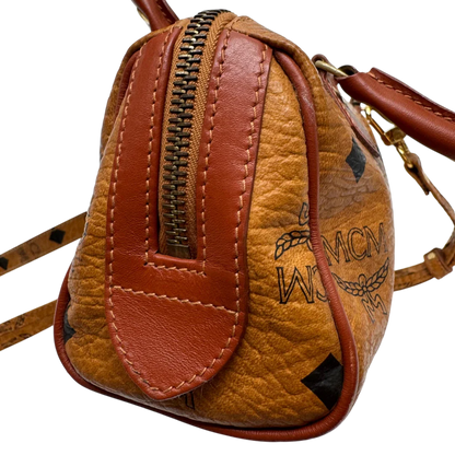 https://cdn.shopify.com/s/files/1/0564/9376/8855/files/MCM_Handtasche_Mini_Boston_mit_Umhangegurt_visetos_braun_17_58c3e7c0-b239-40cb-a82c-c07ca9268b21.webp?v=1784245891