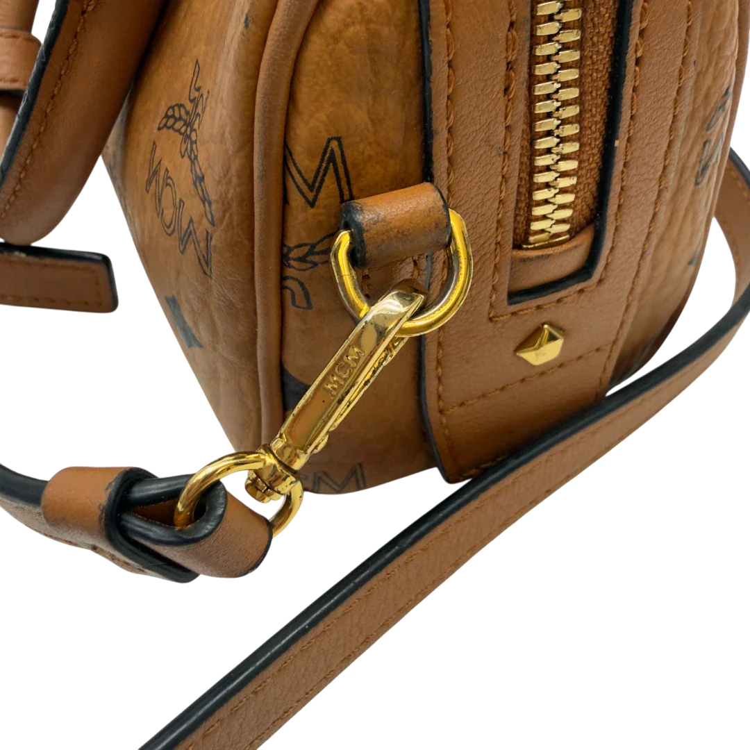 https://cdn.shopify.com/s/files/1/0564/9376/8855/files/MCM_Handtasche_Mini_Boston_mit_Umhangegurt_visetos_braun_18.webp?v=1783514276