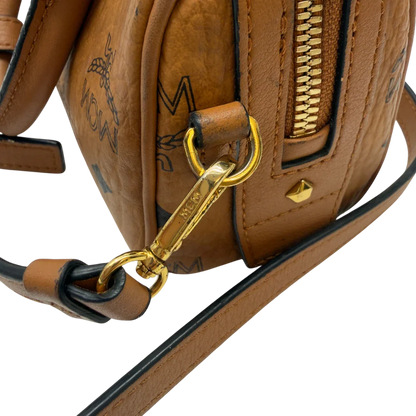 https://cdn.shopify.com/s/files/1/0564/9376/8855/files/MCM_Handtasche_Mini_Boston_mit_Umhangegurt_visetos_braun_18.webp?v=1783514276