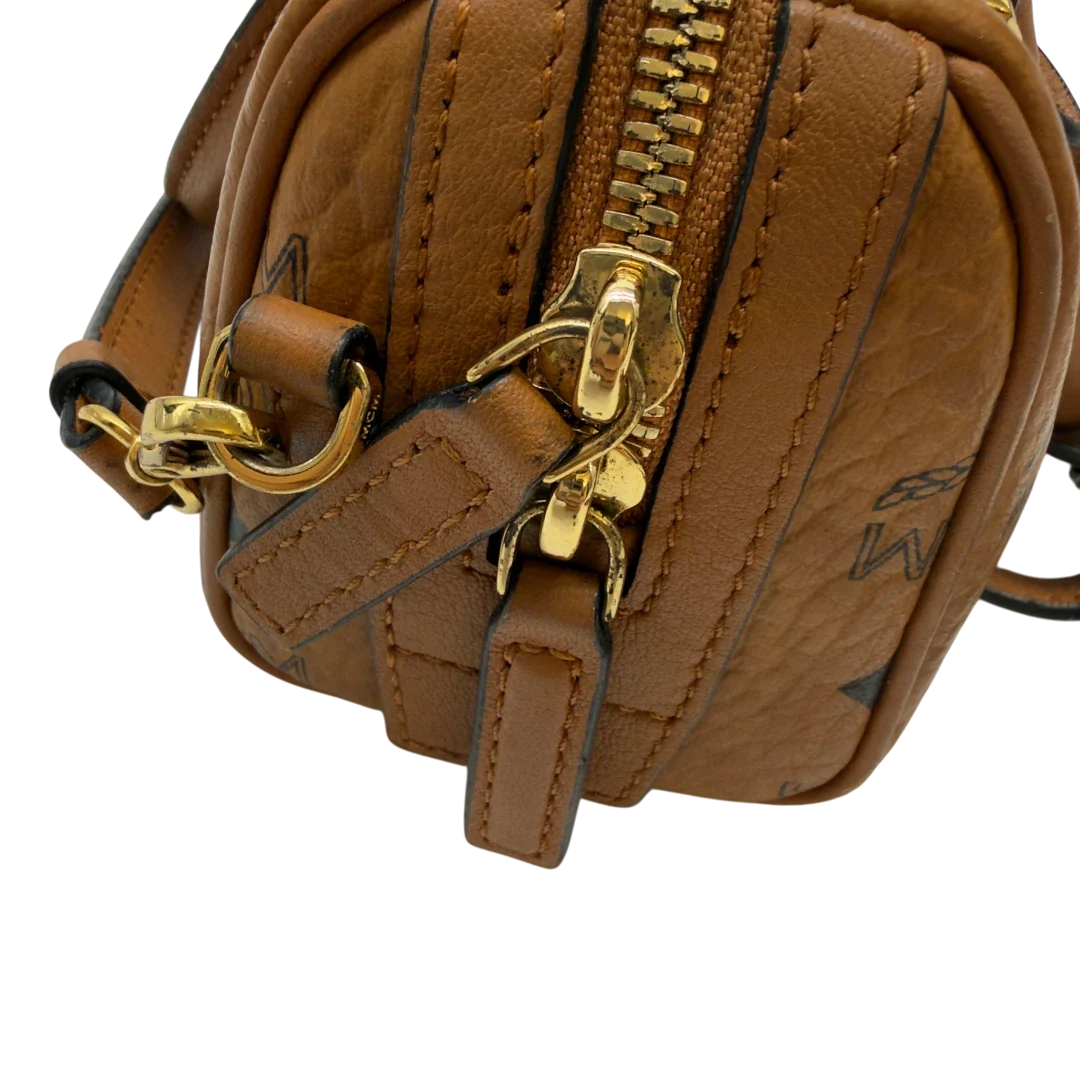 https://cdn.shopify.com/s/files/1/0564/9376/8855/files/MCM_Handtasche_Mini_Boston_mit_Umhangegurt_visetos_braun_19.webp?v=1783514276