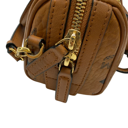 https://cdn.shopify.com/s/files/1/0564/9376/8855/files/MCM_Handtasche_Mini_Boston_mit_Umhangegurt_visetos_braun_19.webp?v=1783514276