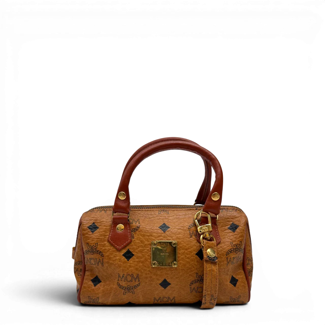 https://cdn.shopify.com/s/files/1/0564/9376/8855/files/MCM_Handtasche_Mini_Boston_mit_Umhangegurt_visetos_braun_1_7e7fe673-4ea4-45e5-b1d9-85f9f2561b3a.webp?v=1784245890