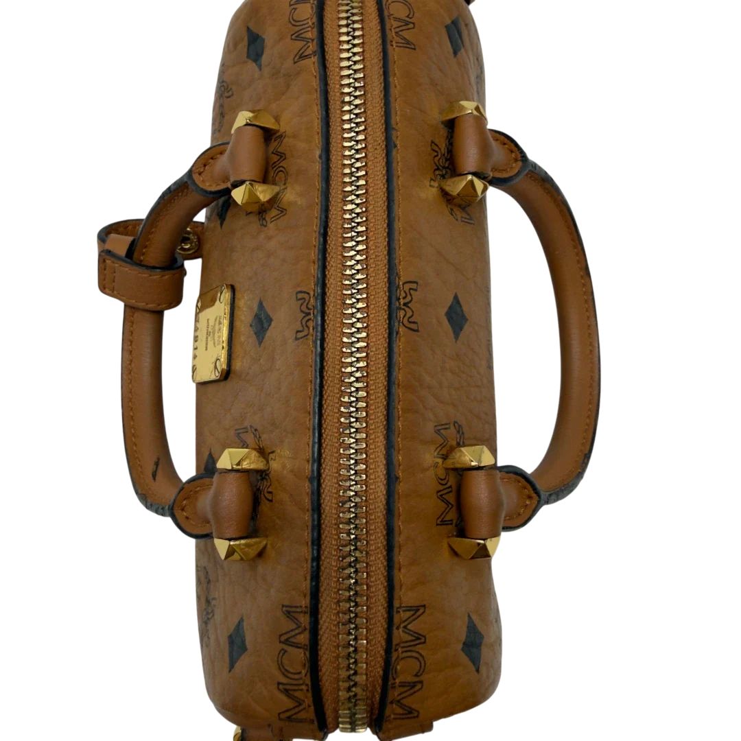 https://cdn.shopify.com/s/files/1/0564/9376/8855/files/MCM_Handtasche_Mini_Boston_mit_Umhangegurt_visetos_braun_20.webp?v=1783514275