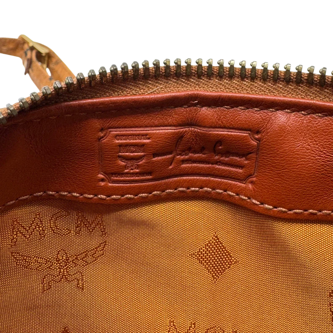 https://cdn.shopify.com/s/files/1/0564/9376/8855/files/MCM_Handtasche_Mini_Boston_mit_Umhangegurt_visetos_braun_20_bfc5d38d-57a9-48cc-9250-e02a6de8c848.webp?v=1784245891