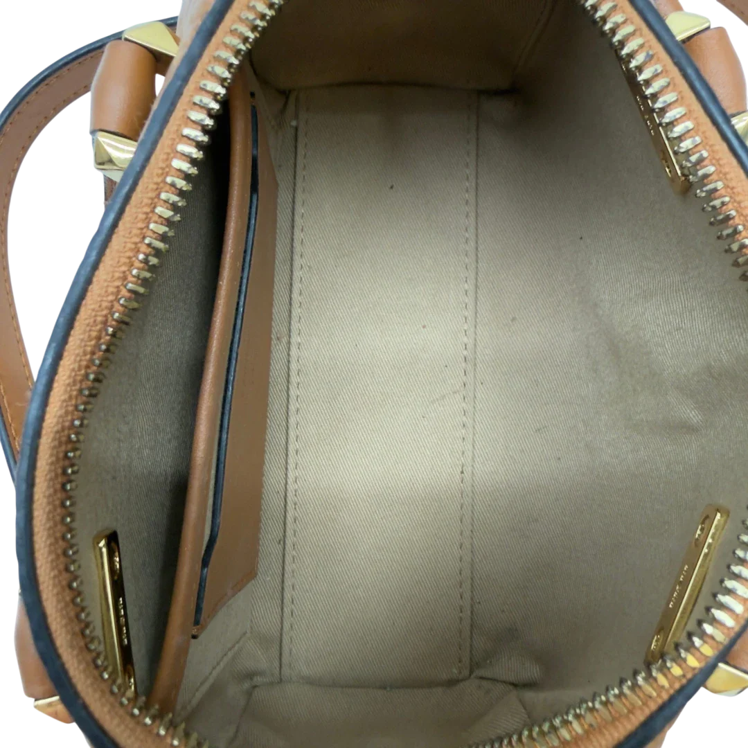 https://cdn.shopify.com/s/files/1/0564/9376/8855/files/MCM_Handtasche_Mini_Boston_mit_Umhangegurt_visetos_braun_21.webp?v=1783514276