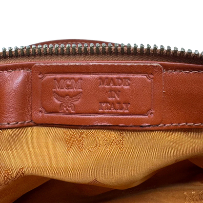 https://cdn.shopify.com/s/files/1/0564/9376/8855/files/MCM_Handtasche_Mini_Boston_mit_Umhangegurt_visetos_braun_21_4ffdab55-6bdd-4787-8a54-bdd25a523784.webp?v=1784245891