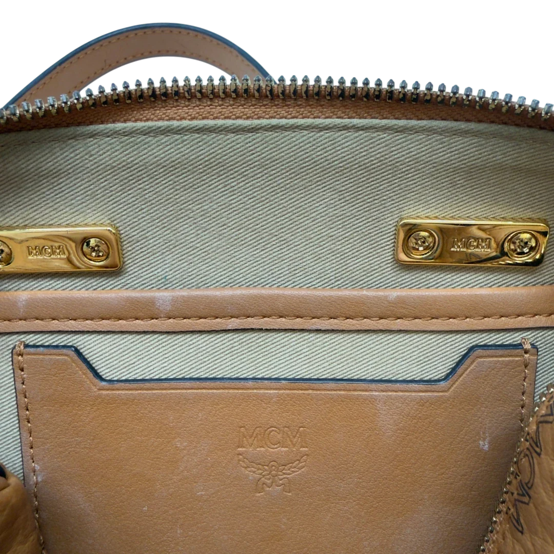 https://cdn.shopify.com/s/files/1/0564/9376/8855/files/MCM_Handtasche_Mini_Boston_mit_Umhangegurt_visetos_braun_22.webp?v=1783514276