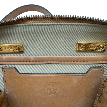 https://cdn.shopify.com/s/files/1/0564/9376/8855/files/MCM_Handtasche_Mini_Boston_mit_Umhangegurt_visetos_braun_22.webp?v=1783514276
