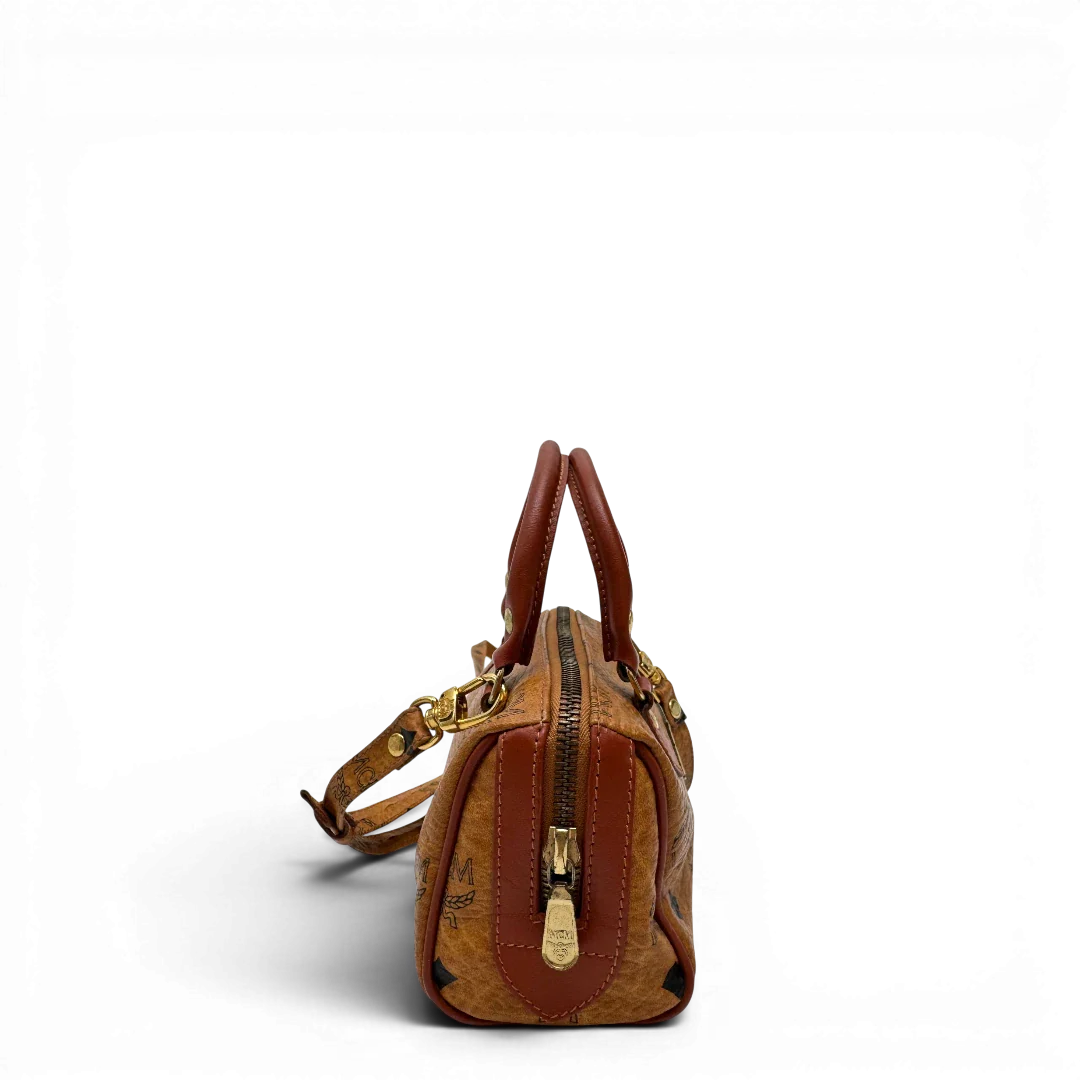 https://cdn.shopify.com/s/files/1/0564/9376/8855/files/MCM_Handtasche_Mini_Boston_mit_Umhangegurt_visetos_braun_2_60180fff-570e-440d-89ae-136df2cf4876.webp?v=1784245890