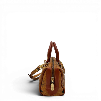 https://cdn.shopify.com/s/files/1/0564/9376/8855/files/MCM_Handtasche_Mini_Boston_mit_Umhangegurt_visetos_braun_2_60180fff-570e-440d-89ae-136df2cf4876.webp?v=1784245890
