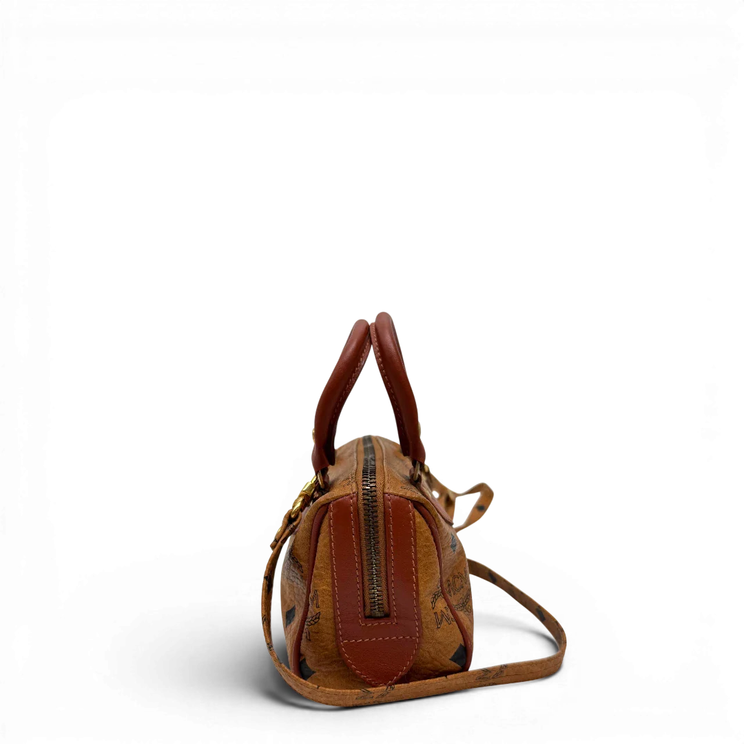 https://cdn.shopify.com/s/files/1/0564/9376/8855/files/MCM_Handtasche_Mini_Boston_mit_Umhangegurt_visetos_braun_3_f8890bca-89dd-4467-a5e3-0fad1cde856a.webp?v=1784245890