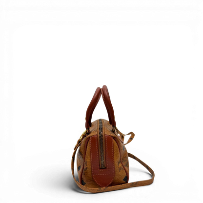 https://cdn.shopify.com/s/files/1/0564/9376/8855/files/MCM_Handtasche_Mini_Boston_mit_Umhangegurt_visetos_braun_3_f8890bca-89dd-4467-a5e3-0fad1cde856a.webp?v=1784245890