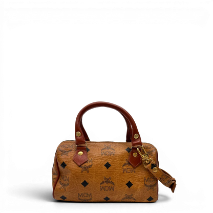 https://cdn.shopify.com/s/files/1/0564/9376/8855/files/MCM_Handtasche_Mini_Boston_mit_Umhangegurt_visetos_braun_4_0a21c95c-a781-4b47-8170-be31a9755195.webp?v=1784245890