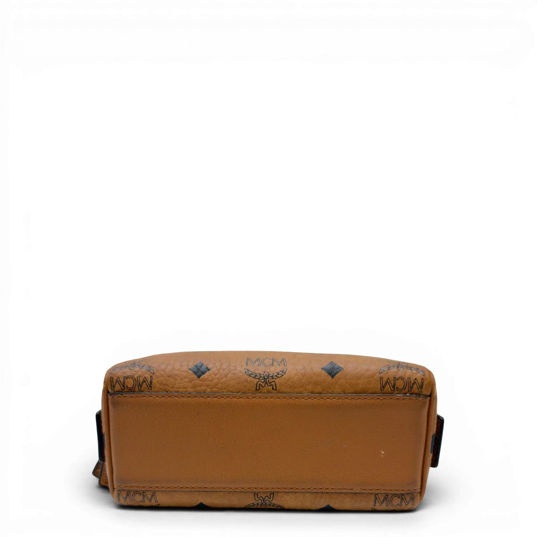 https://cdn.shopify.com/s/files/1/0564/9376/8855/files/MCM_Handtasche_Mini_Boston_mit_Umhangegurt_visetos_braun_5.webp?v=1783514275