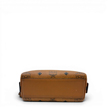 https://cdn.shopify.com/s/files/1/0564/9376/8855/files/MCM_Handtasche_Mini_Boston_mit_Umhangegurt_visetos_braun_5.webp?v=1783514275