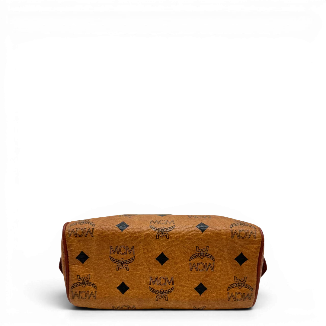 https://cdn.shopify.com/s/files/1/0564/9376/8855/files/MCM_Handtasche_Mini_Boston_mit_Umhangegurt_visetos_braun_5_482e22fa-8696-4b14-ab07-e5bcc6d81236.webp?v=1784245890
