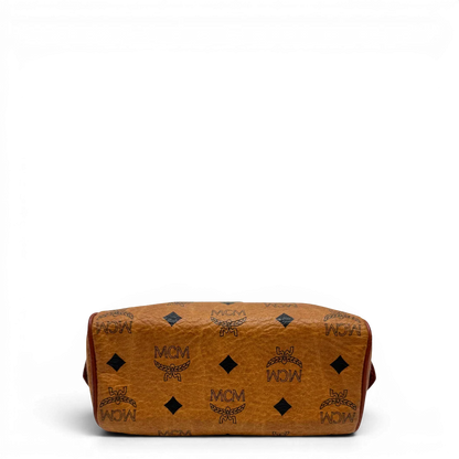 https://cdn.shopify.com/s/files/1/0564/9376/8855/files/MCM_Handtasche_Mini_Boston_mit_Umhangegurt_visetos_braun_5_482e22fa-8696-4b14-ab07-e5bcc6d81236.webp?v=1784245890