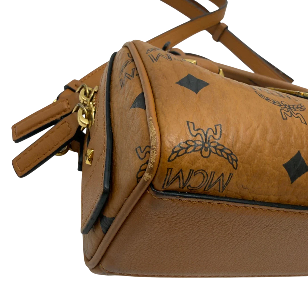 https://cdn.shopify.com/s/files/1/0564/9376/8855/files/MCM_Handtasche_Mini_Boston_mit_Umhangegurt_visetos_braun_6.webp?v=1783514276