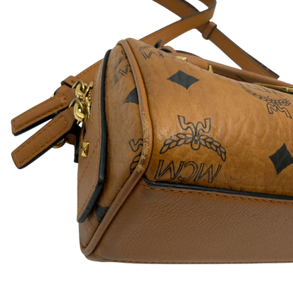 https://cdn.shopify.com/s/files/1/0564/9376/8855/files/MCM_Handtasche_Mini_Boston_mit_Umhangegurt_visetos_braun_6.webp?v=1783514276