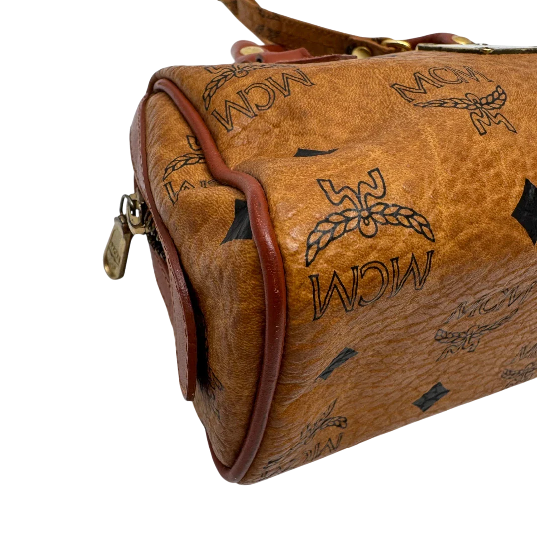 https://cdn.shopify.com/s/files/1/0564/9376/8855/files/MCM_Handtasche_Mini_Boston_mit_Umhangegurt_visetos_braun_6_ead96f23-0a79-415c-bb5e-ee29ef4cdffa.webp?v=1784245890