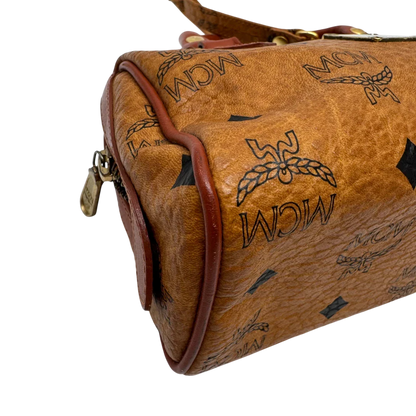 https://cdn.shopify.com/s/files/1/0564/9376/8855/files/MCM_Handtasche_Mini_Boston_mit_Umhangegurt_visetos_braun_6_ead96f23-0a79-415c-bb5e-ee29ef4cdffa.webp?v=1784245890