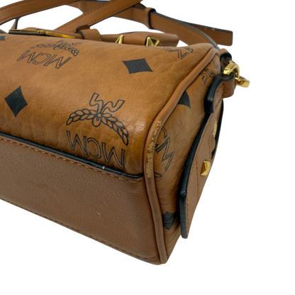 https://cdn.shopify.com/s/files/1/0564/9376/8855/files/MCM_Handtasche_Mini_Boston_mit_Umhangegurt_visetos_braun_7.webp?v=1783514276