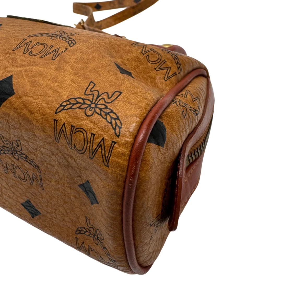 https://cdn.shopify.com/s/files/1/0564/9376/8855/files/MCM_Handtasche_Mini_Boston_mit_Umhangegurt_visetos_braun_7_e3f2b34a-7352-4fdd-96d2-533006760a79.webp?v=1784245890
