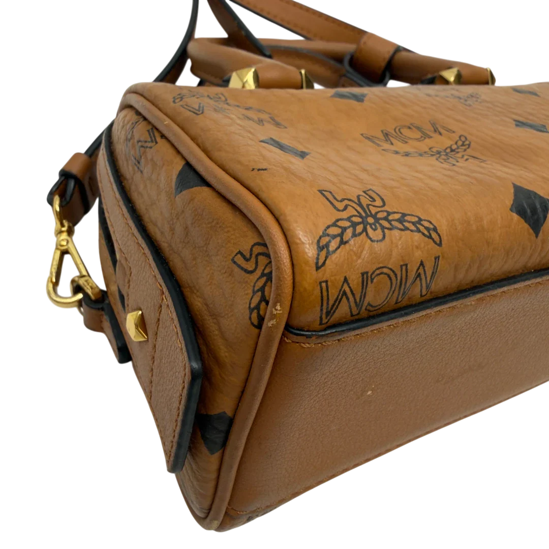 https://cdn.shopify.com/s/files/1/0564/9376/8855/files/MCM_Handtasche_Mini_Boston_mit_Umhangegurt_visetos_braun_8.webp?v=1783514276