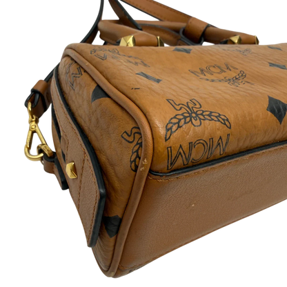 https://cdn.shopify.com/s/files/1/0564/9376/8855/files/MCM_Handtasche_Mini_Boston_mit_Umhangegurt_visetos_braun_8.webp?v=1783514276