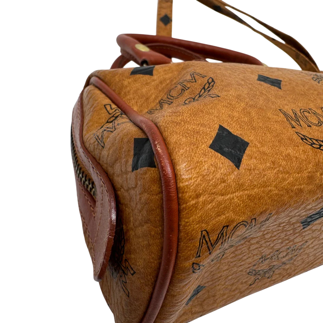 https://cdn.shopify.com/s/files/1/0564/9376/8855/files/MCM_Handtasche_Mini_Boston_mit_Umhangegurt_visetos_braun_8_d62cc33d-5af7-4e76-b530-0d6e23219e03.webp?v=1784245890