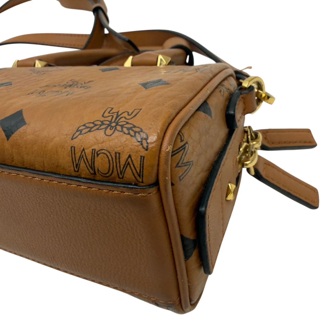 https://cdn.shopify.com/s/files/1/0564/9376/8855/files/MCM_Handtasche_Mini_Boston_mit_Umhangegurt_visetos_braun_9.webp?v=1783514275