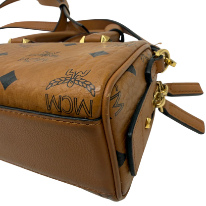 https://cdn.shopify.com/s/files/1/0564/9376/8855/files/MCM_Handtasche_Mini_Boston_mit_Umhangegurt_visetos_braun_9.webp?v=1783514275