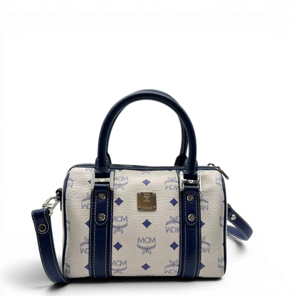 https://cdn.shopify.com/s/files/1/0564/9376/8855/files/MCM_Handtasche_Mini_Boston_mit_Umhangegurt_visetos_weiss___blau.webp?v=1783516335