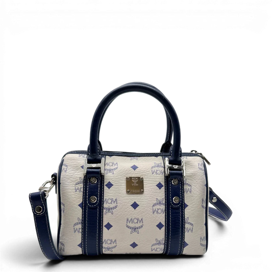 https://cdn.shopify.com/s/files/1/0564/9376/8855/files/MCM_Handtasche_Mini_Boston_mit_Umhangegurt_visetos_weiss___blau.webp?v=1783516335