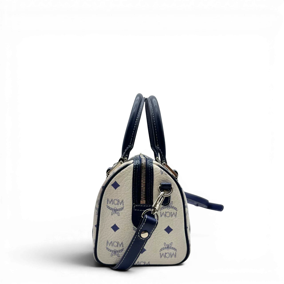 https://cdn.shopify.com/s/files/1/0564/9376/8855/files/MCM_Handtasche_Mini_Boston_mit_Umhangegurt_visetos_weiss___blau_1.webp?v=1783516335