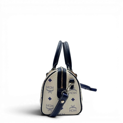 https://cdn.shopify.com/s/files/1/0564/9376/8855/files/MCM_Handtasche_Mini_Boston_mit_Umhangegurt_visetos_weiss___blau_1.webp?v=1783516335