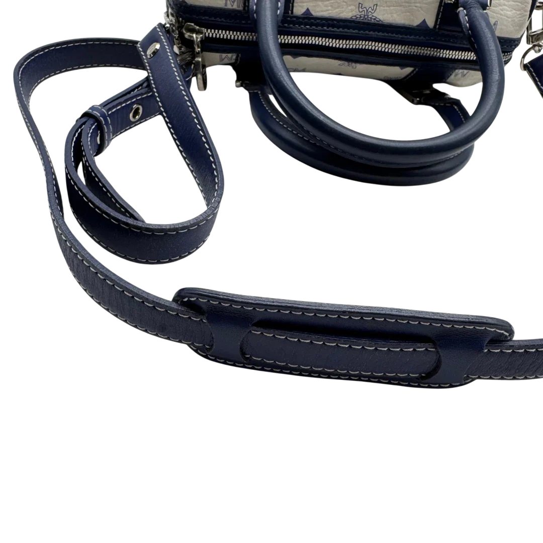 https://cdn.shopify.com/s/files/1/0564/9376/8855/files/MCM_Handtasche_Mini_Boston_mit_Umhangegurt_visetos_weiss___blau_10.webp?v=1783516335