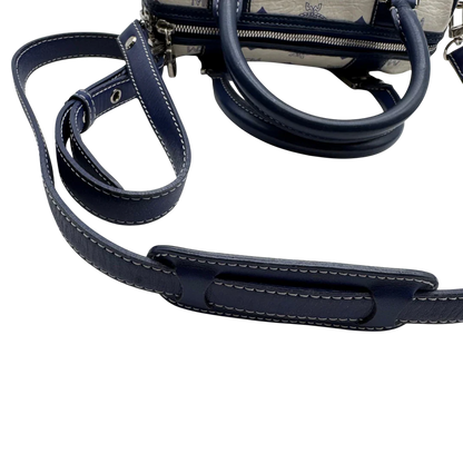 https://cdn.shopify.com/s/files/1/0564/9376/8855/files/MCM_Handtasche_Mini_Boston_mit_Umhangegurt_visetos_weiss___blau_10.webp?v=1783516335