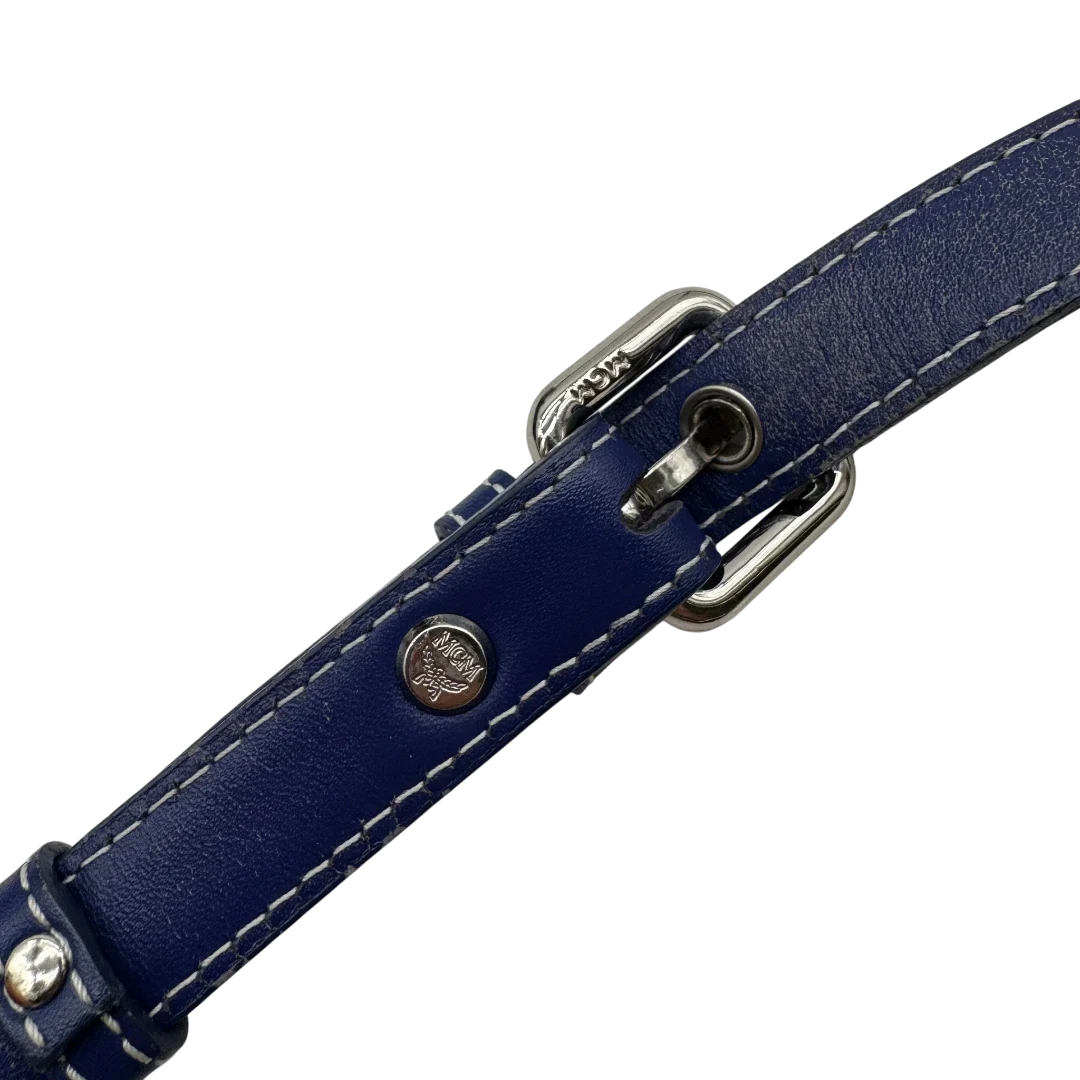 https://cdn.shopify.com/s/files/1/0564/9376/8855/files/MCM_Handtasche_Mini_Boston_mit_Umhangegurt_visetos_weiss___blau_12.webp?v=1783516335