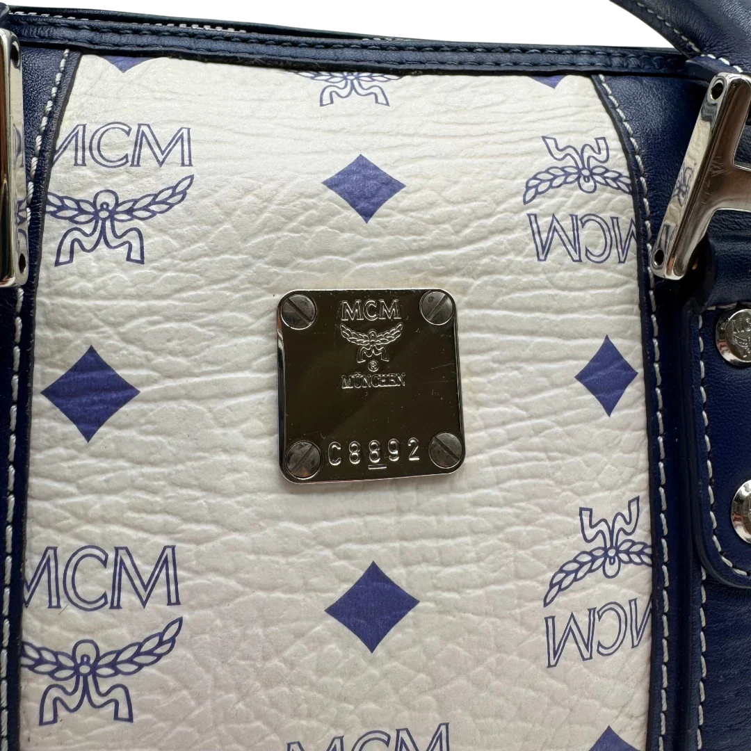 https://cdn.shopify.com/s/files/1/0564/9376/8855/files/MCM_Handtasche_Mini_Boston_mit_Umhangegurt_visetos_weiss___blau_13.webp?v=1783516335