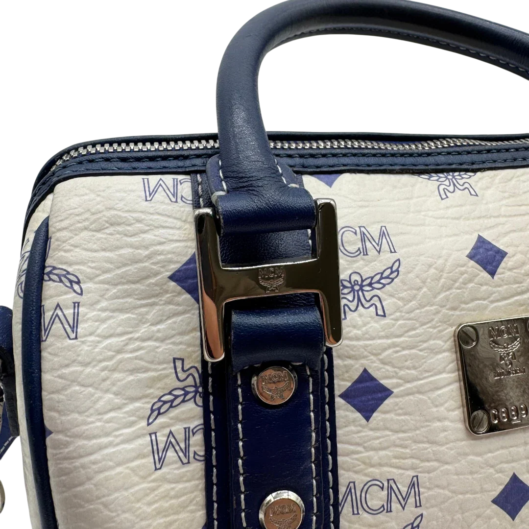 https://cdn.shopify.com/s/files/1/0564/9376/8855/files/MCM_Handtasche_Mini_Boston_mit_Umhangegurt_visetos_weiss___blau_14.webp?v=1783516335
