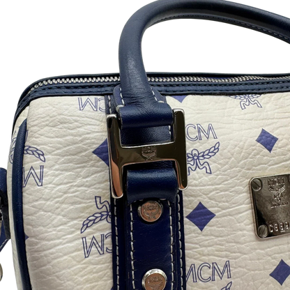https://cdn.shopify.com/s/files/1/0564/9376/8855/files/MCM_Handtasche_Mini_Boston_mit_Umhangegurt_visetos_weiss___blau_14.webp?v=1783516335