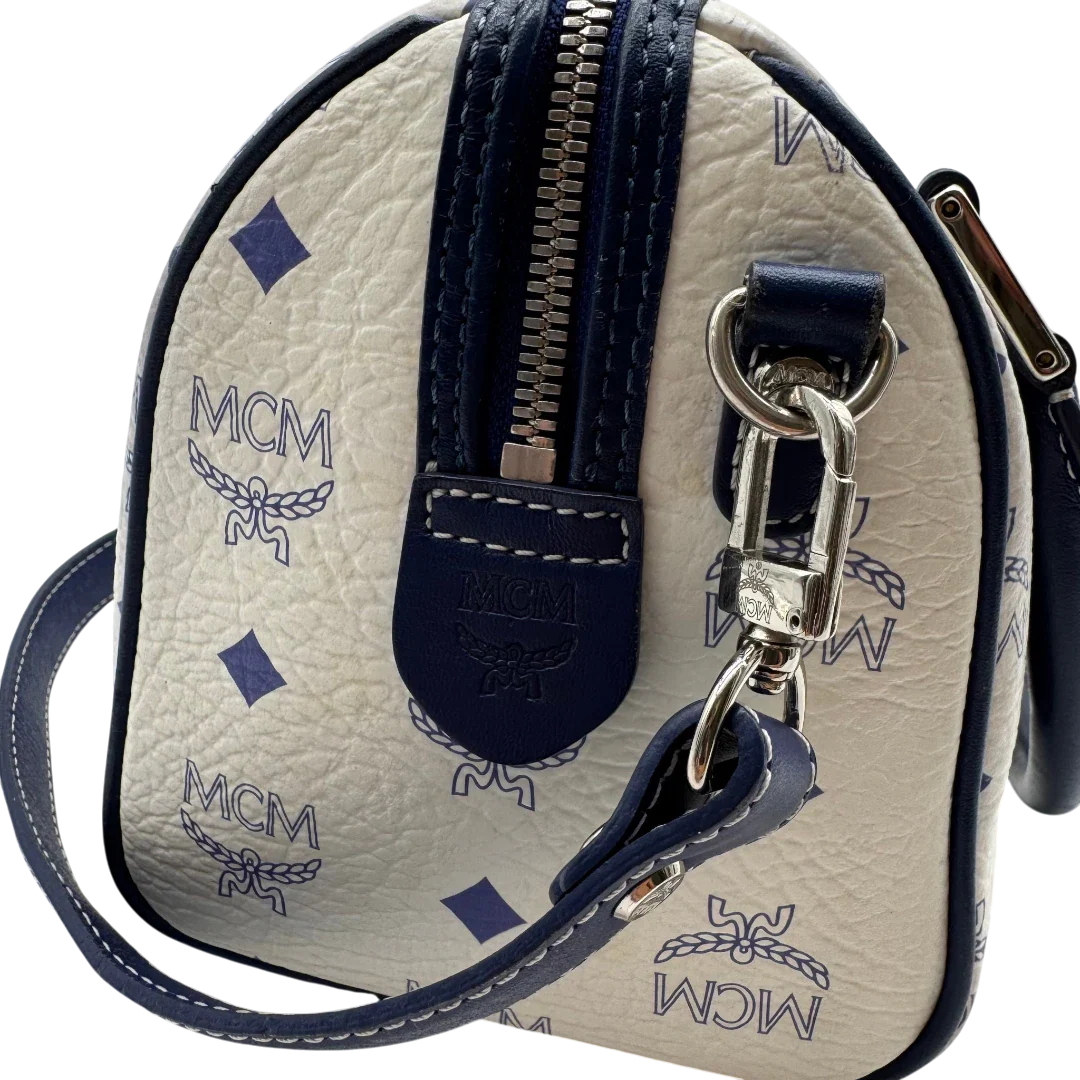 https://cdn.shopify.com/s/files/1/0564/9376/8855/files/MCM_Handtasche_Mini_Boston_mit_Umhangegurt_visetos_weiss___blau_15.webp?v=1783516335