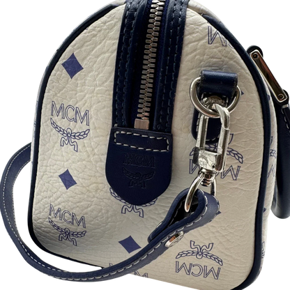 https://cdn.shopify.com/s/files/1/0564/9376/8855/files/MCM_Handtasche_Mini_Boston_mit_Umhangegurt_visetos_weiss___blau_15.webp?v=1783516335