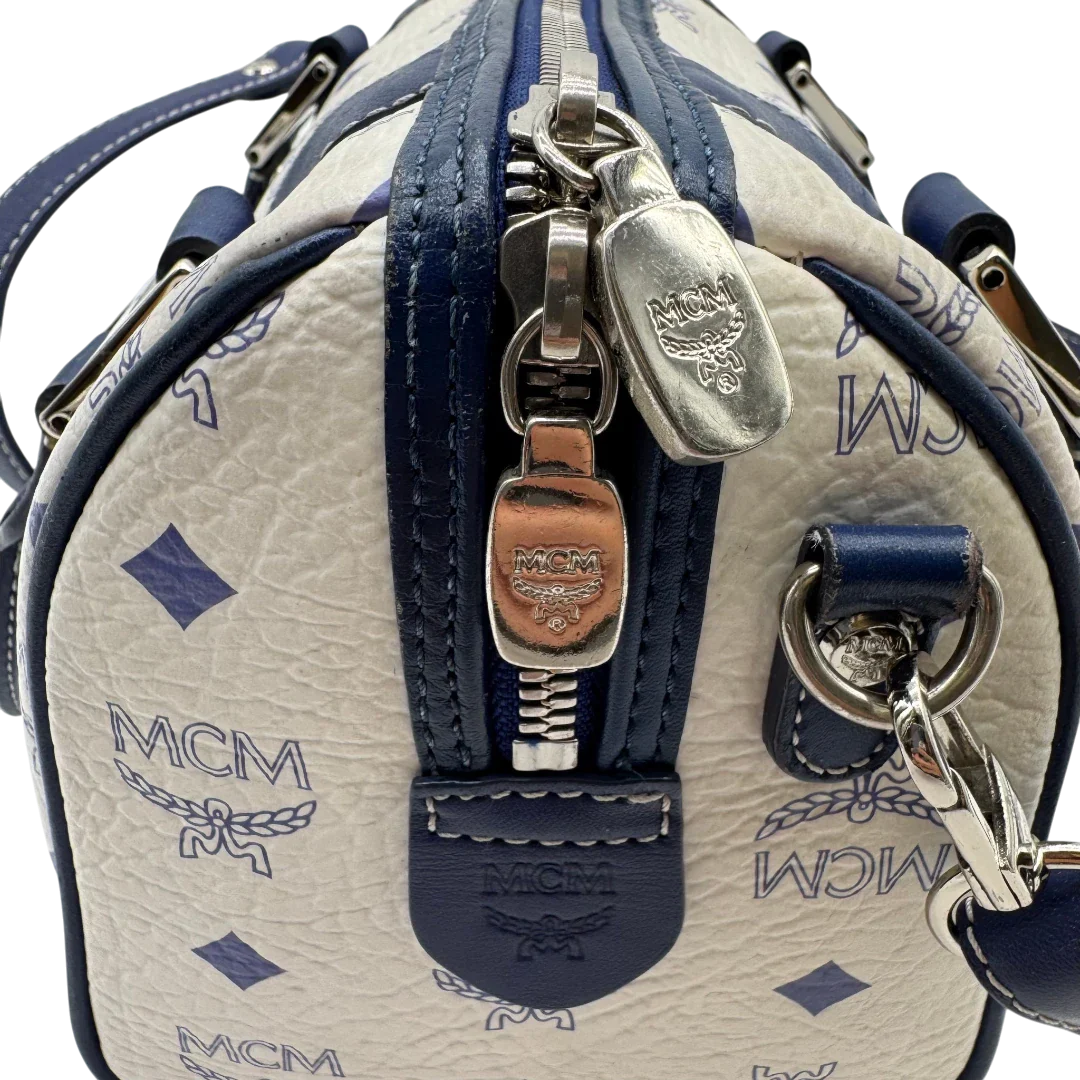 https://cdn.shopify.com/s/files/1/0564/9376/8855/files/MCM_Handtasche_Mini_Boston_mit_Umhangegurt_visetos_weiss___blau_16.webp?v=1783516335