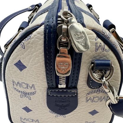 https://cdn.shopify.com/s/files/1/0564/9376/8855/files/MCM_Handtasche_Mini_Boston_mit_Umhangegurt_visetos_weiss___blau_16.webp?v=1783516335