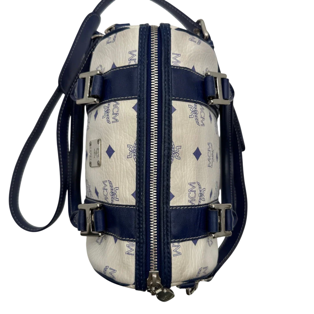 https://cdn.shopify.com/s/files/1/0564/9376/8855/files/MCM_Handtasche_Mini_Boston_mit_Umhangegurt_visetos_weiss___blau_17.webp?v=1783516335