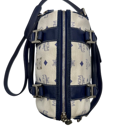 https://cdn.shopify.com/s/files/1/0564/9376/8855/files/MCM_Handtasche_Mini_Boston_mit_Umhangegurt_visetos_weiss___blau_17.webp?v=1783516335