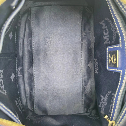 https://cdn.shopify.com/s/files/1/0564/9376/8855/files/MCM_Handtasche_Mini_Boston_mit_Umhangegurt_visetos_weiss___blau_19.webp?v=1783516335